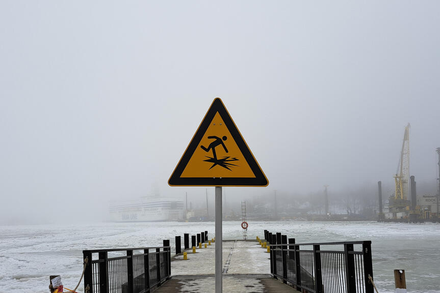 Heikoista jäistä varoittava kyltti Eteläsataman laiturilla.