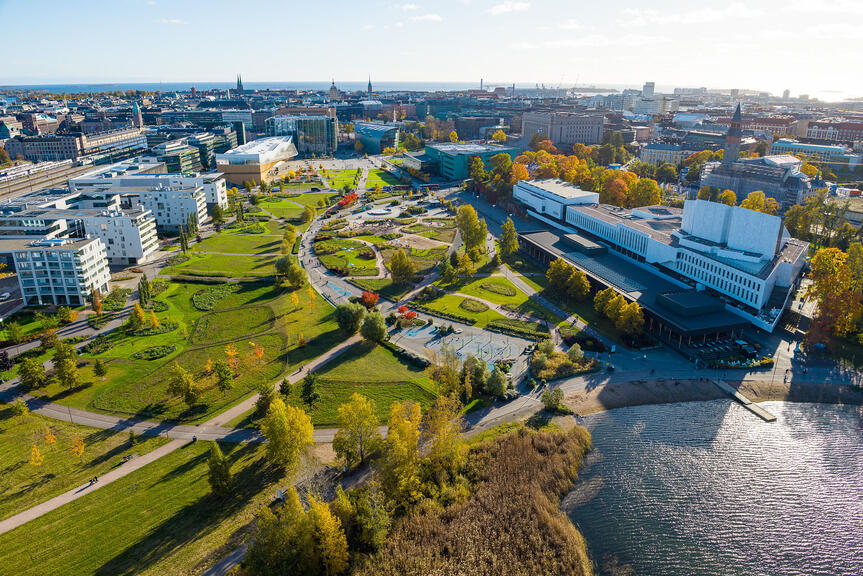 Ilmakuva Töölönlahdesta ja Finlandia-talosta syksyn ruskassa.