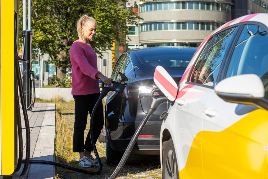 Sähköautoa ladataan suurteholaturilla.