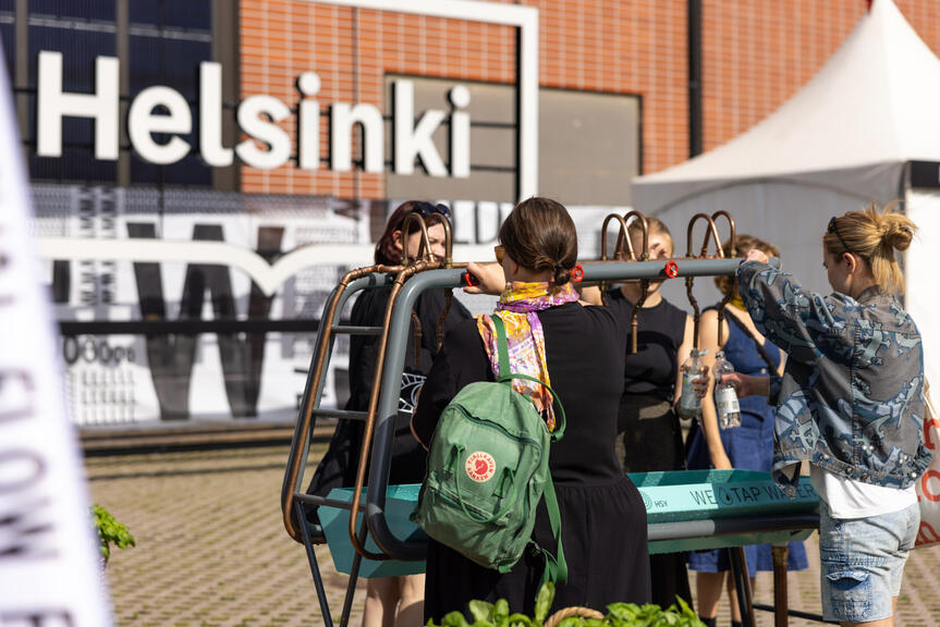 En grupp människor ute