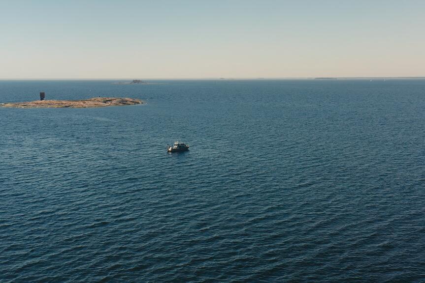 Helsingin saaristo, alus merellä ja pieni saari