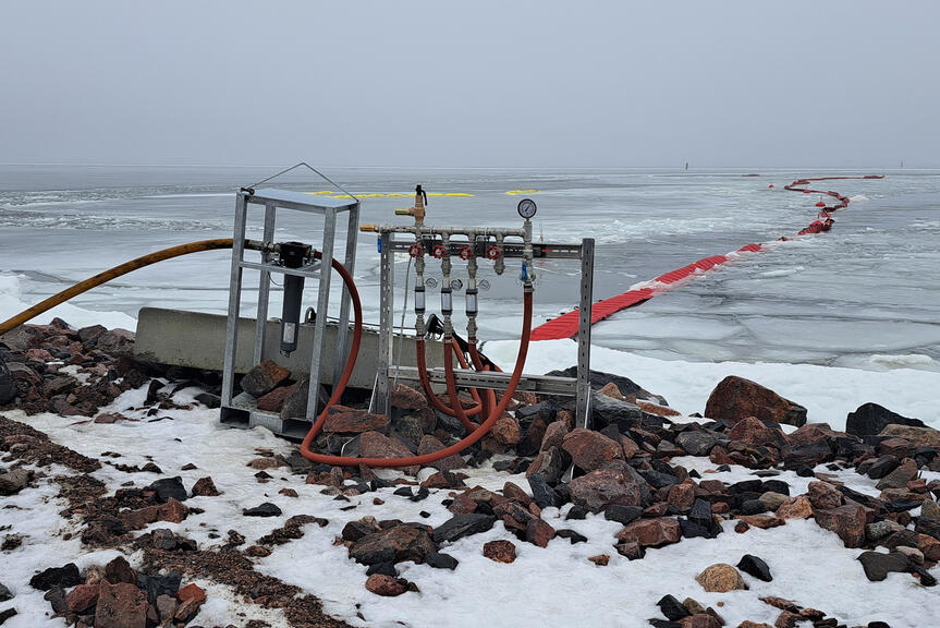 Kuplaverhon laitteistoa rannalla.