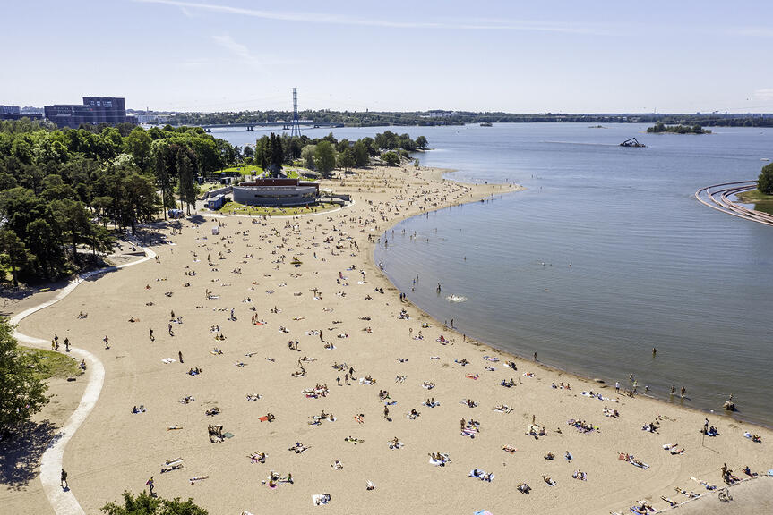 Ihmisiä Hietaniemen uimarannalla kesällä 2022