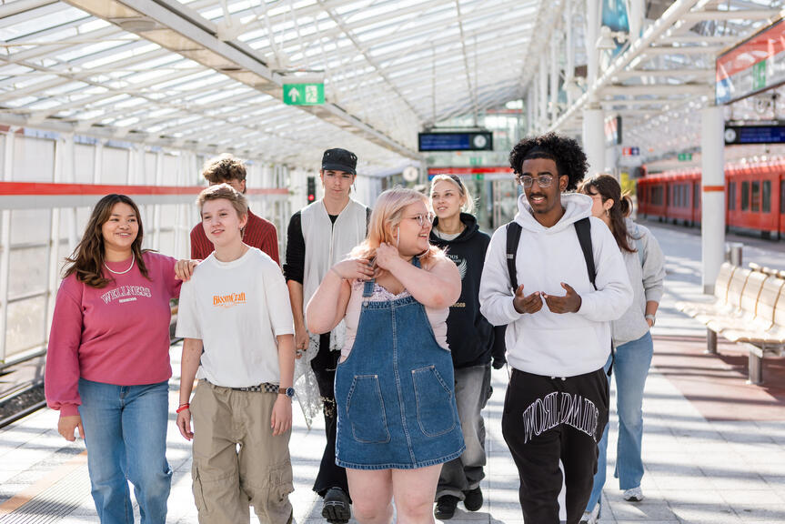 Ungdomar på tunnelbanestationen