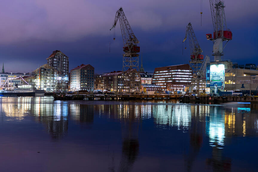 Kaupunkisiluetti iltavalaistuksessa.