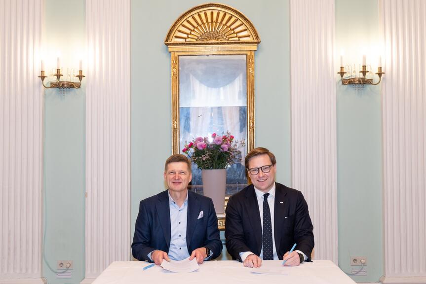 Allekirjoitustilanne pöydän ääressä