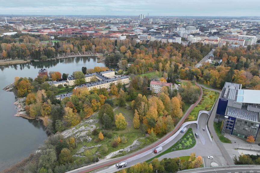 Digitaalisesti tehty havainnekuva, jossa tunneli on sijoitettu rakennuksen ja puiston väliin.