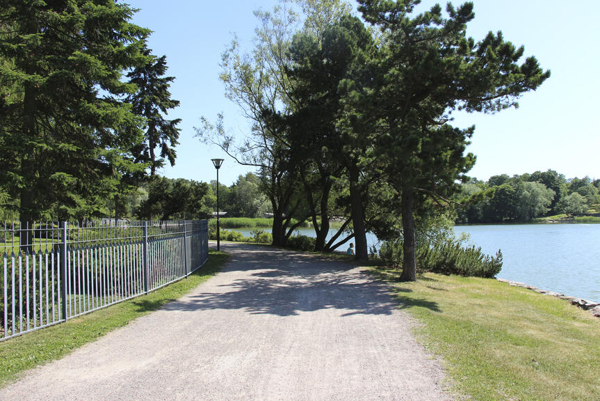 Birger Käcklundin raitti kulkee meren rannassa Lapinlahdessa.