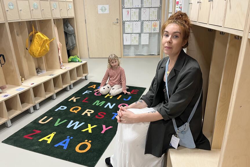 Nainen ja lapsi päiväkodissa