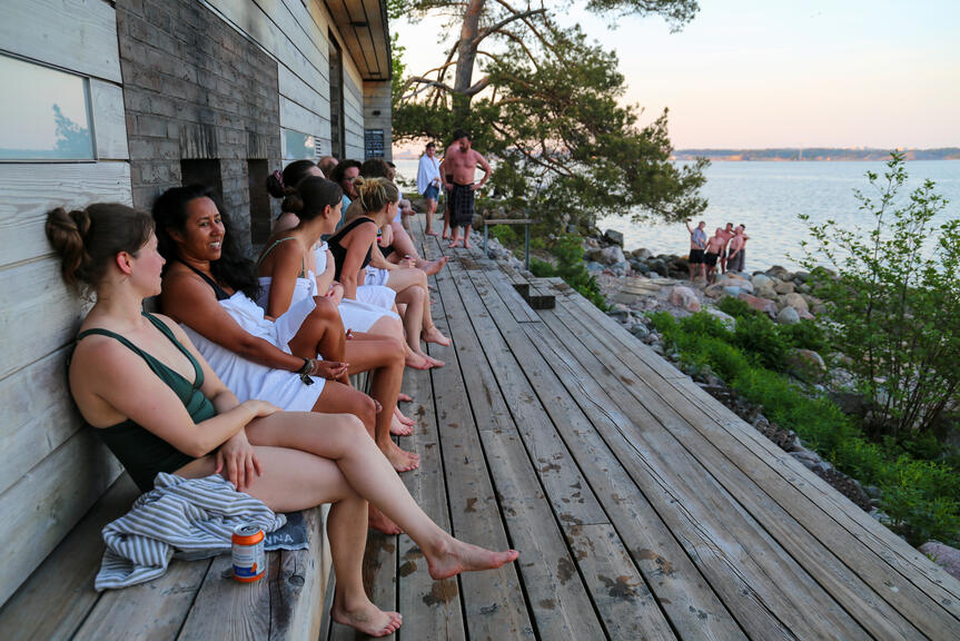 Vilvoittelijoita saunan edustalla.