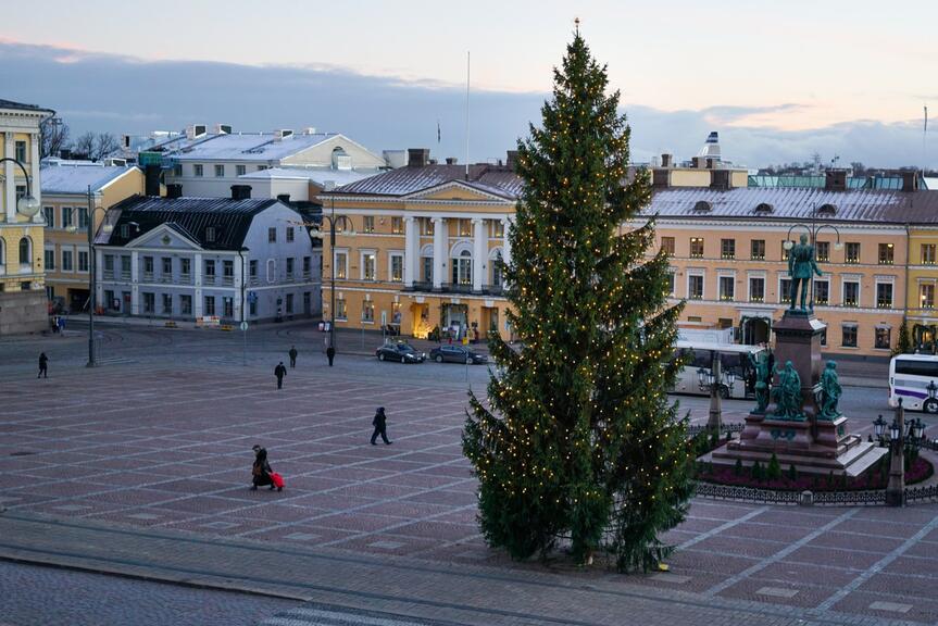 Joulukuusi Senaatintorilla.