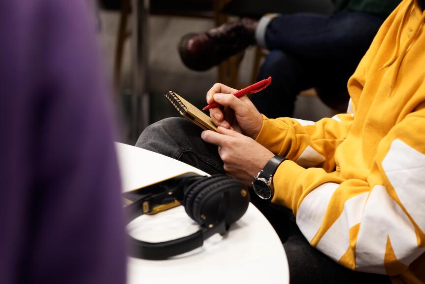 En person skriver anteckningar.