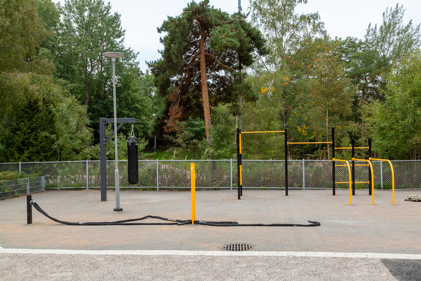 Ulkokuntosalin laitteita Alppilan uudella ulkoliikuntapaikalla.
