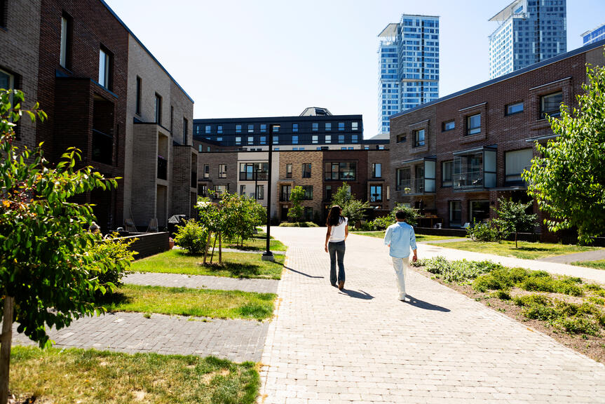 Lapsia kävelemässä Kalasatamassa