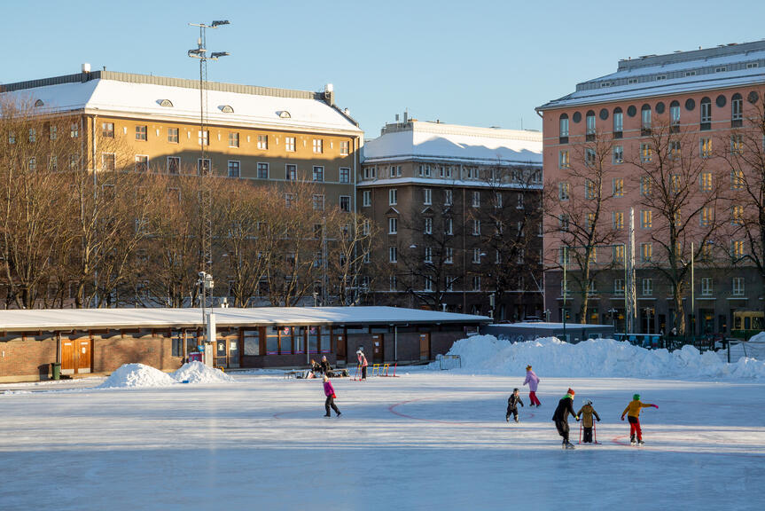 Luistelijoita Brahenkentän tekojäällä.