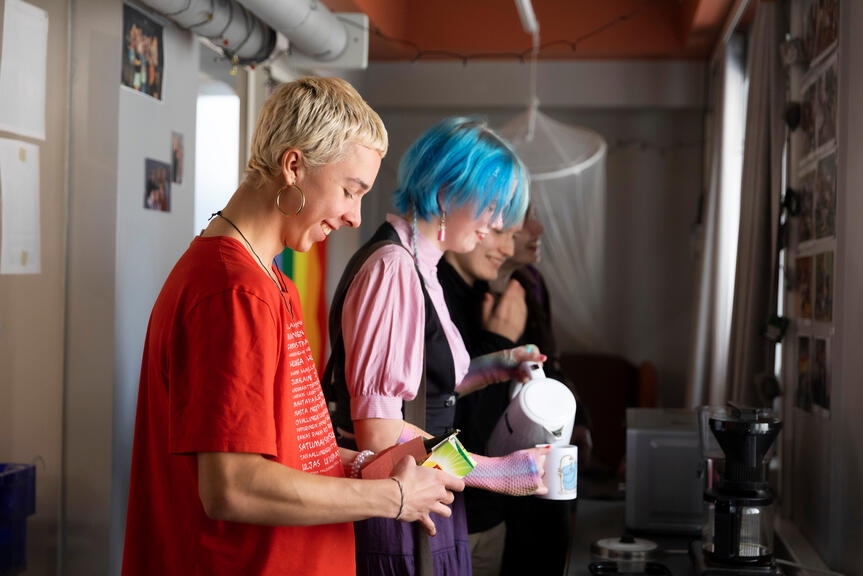 Lukio-opiskelijat rentoutuvat taukohuoneessa.