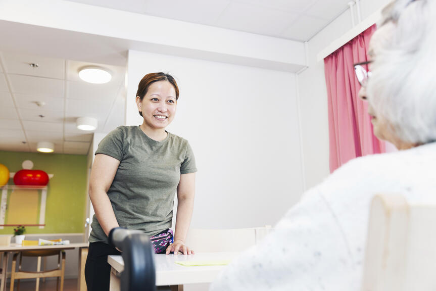 Den filippinska vårdassistenten Jenelyn arbetar i servicehuset i Östra centrum.