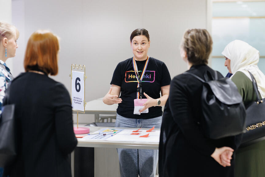 Kaupungin työntekijät neuvovat avustusten hakijoita. 