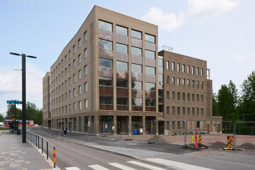 Kuva valmistuneesta asuintalosta Käskynhaltijantiellä.