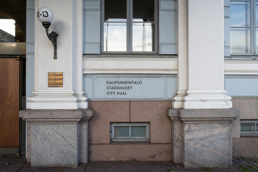 Kuva kaupungintalon julkisivusta. Seinässä teksti kaupungintalo kolmella kielellä.