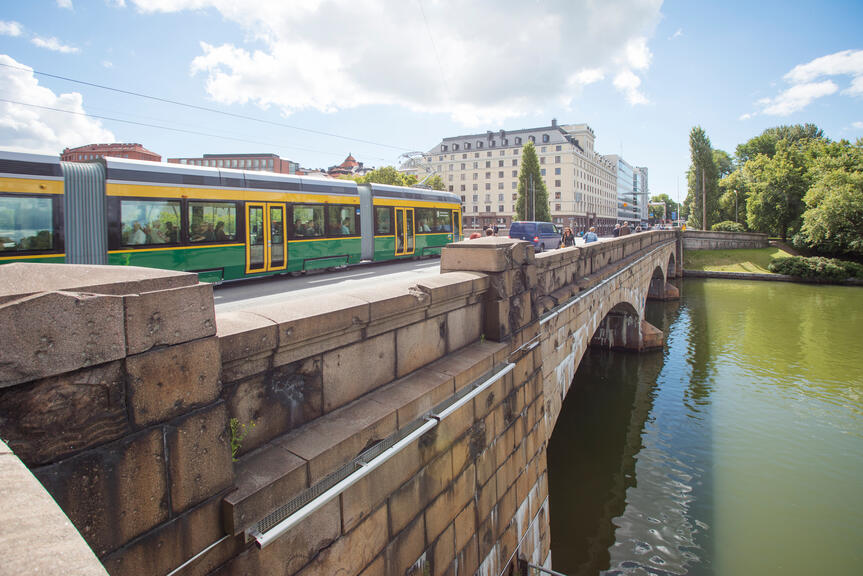 Raitiovaunu Pitkäsillalla.