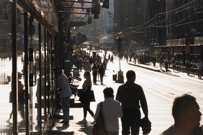 Ihmisvilinää kadulla Helsingissä