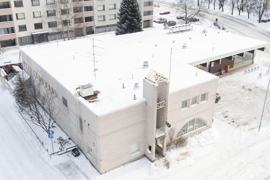 Koskelan nuorisotalo aurinkoisena päivänä.