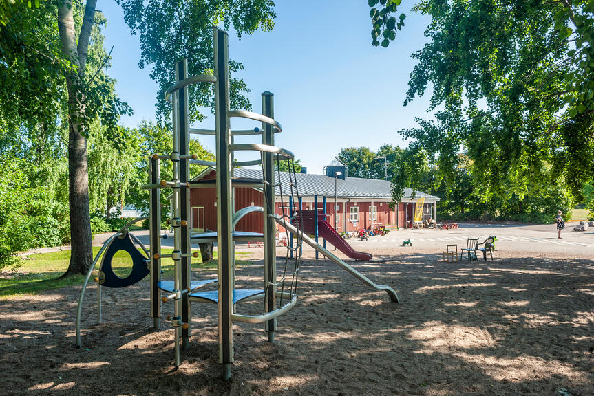 Leikkipuisto Viirissä leikitään jatkossakin puiden varjossa.