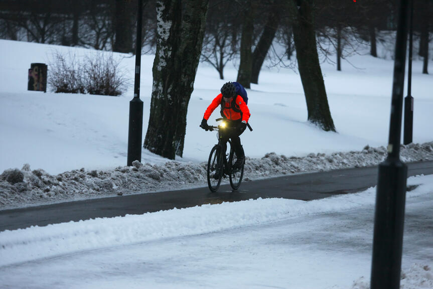 Pyöräilijä talvella.
