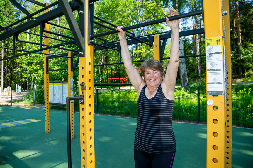 Helsinkiläinen kuntoilemassa kaupungin ulkokuntosalilla.