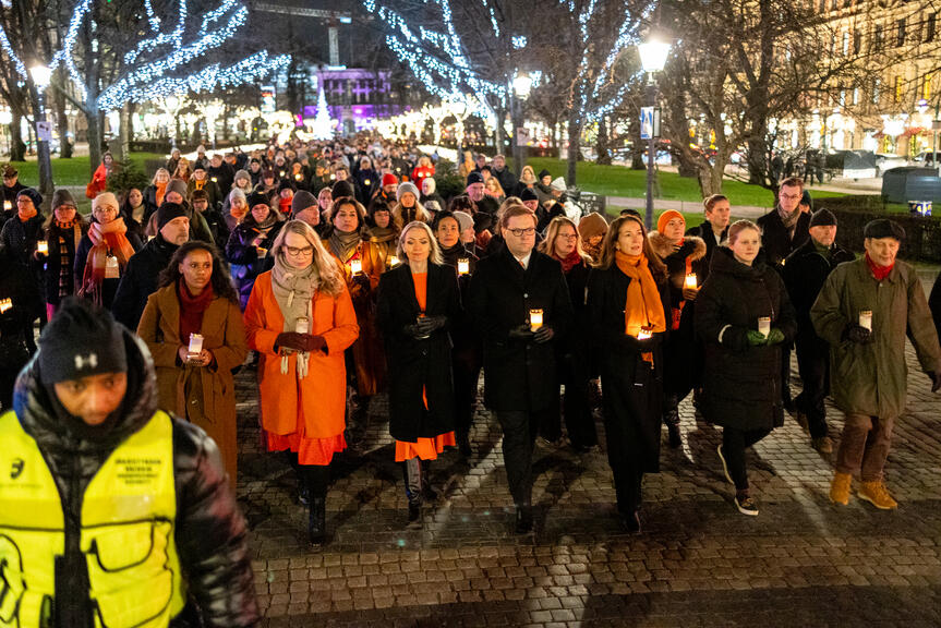 Hiljainen kynttiläkulkue Esplanadin puistossa.
