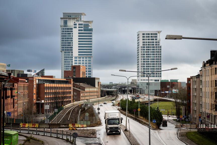 Junatien metrosilta Sörnäisistä Kalasatamaan päin. 