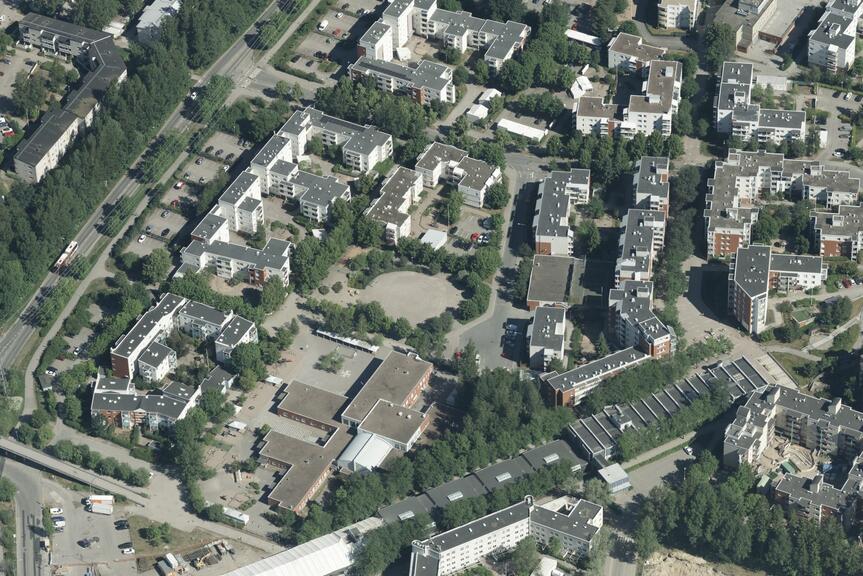 Ilmakuva alueesta, jossa kerrostaloja.