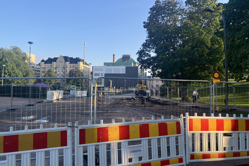 Kaisaniemenpuiston työmaa-aluetta näkyy aidan takana.