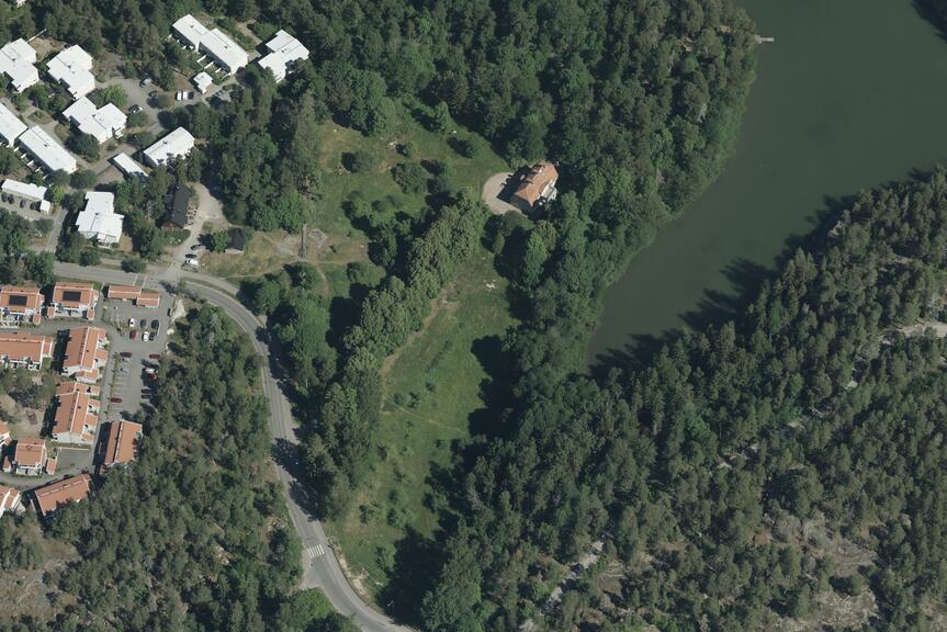 Ilmakuva metsäisestä alueesta.