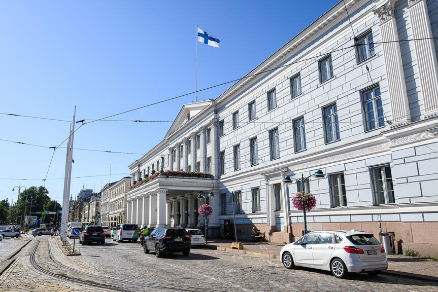 Kaupungin talon julkisivua ja muutama auto