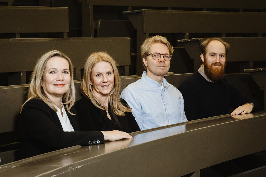 Kuvassa kaupunkipolitiikan arviointineuvoston jäsenet Mirjam Kalland, Raisa Carpelan, Matti Sarvimäki ja Mikko Silliman. 