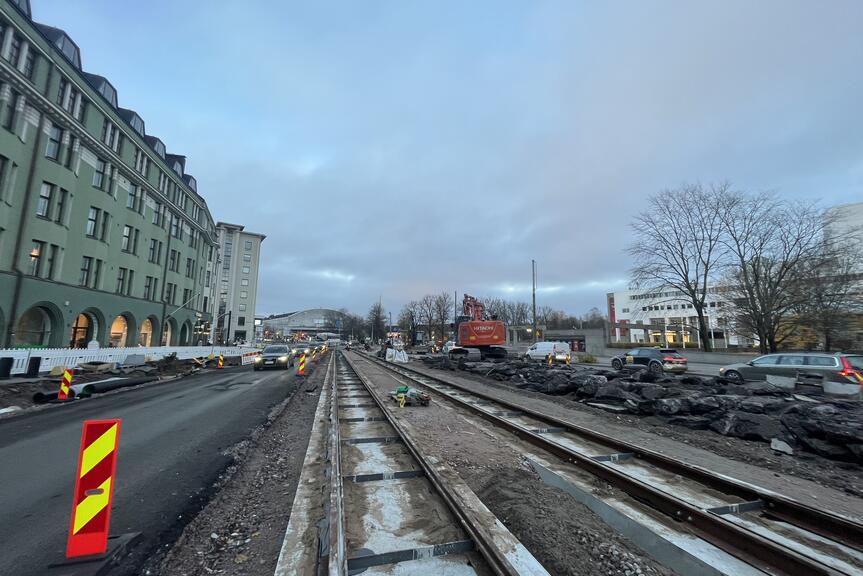 Uudet raitiotiekiskot on jo asennettu Oopperan risteyksen eteläpuolelle Mannerheimintielle.