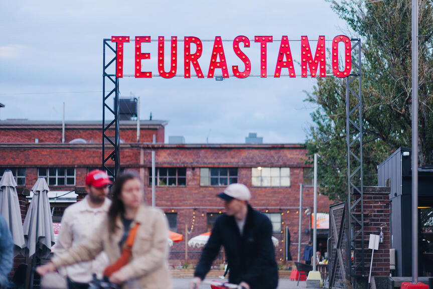 Ihmisiä pyöräilemässä ja kävelemässä.