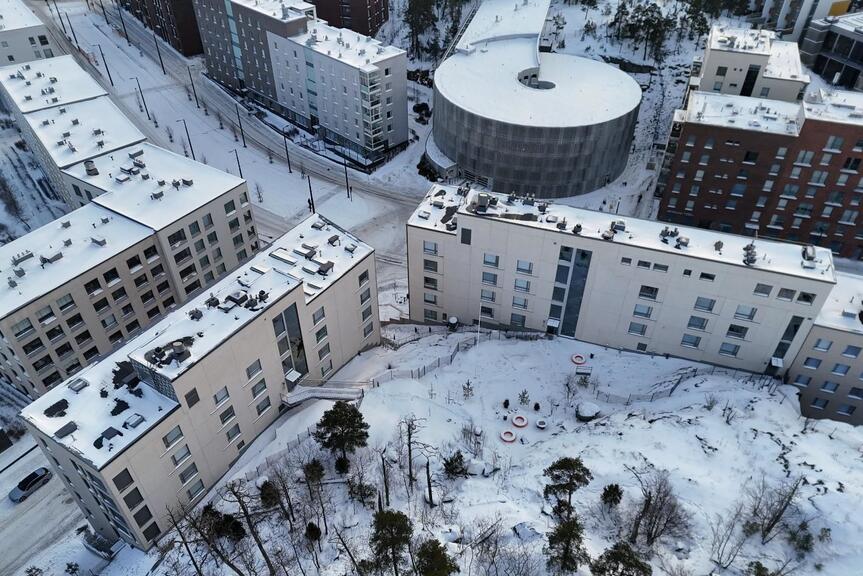 Ilmakuva Kruunuvuorenrannasta talvella.