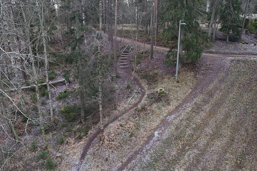 Rinne, jossa näkyy muutama porrasaskelma.