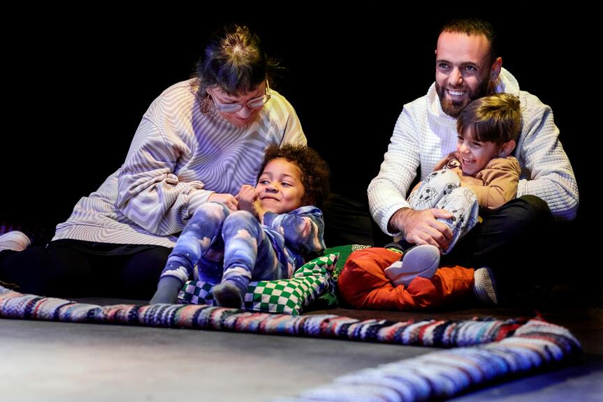 Kulttuurin kummilapset -teatteriesitys.