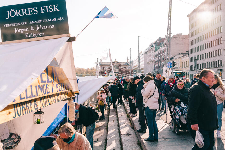 Ihmisvilinää Kauppatorilla.