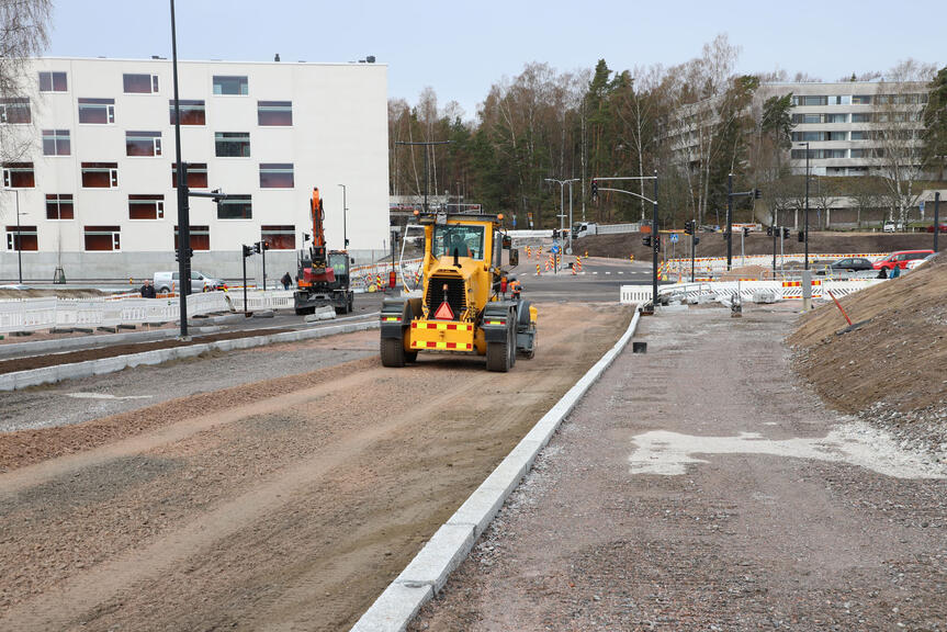 Katurakentamista Laajasalontien työmaalla.