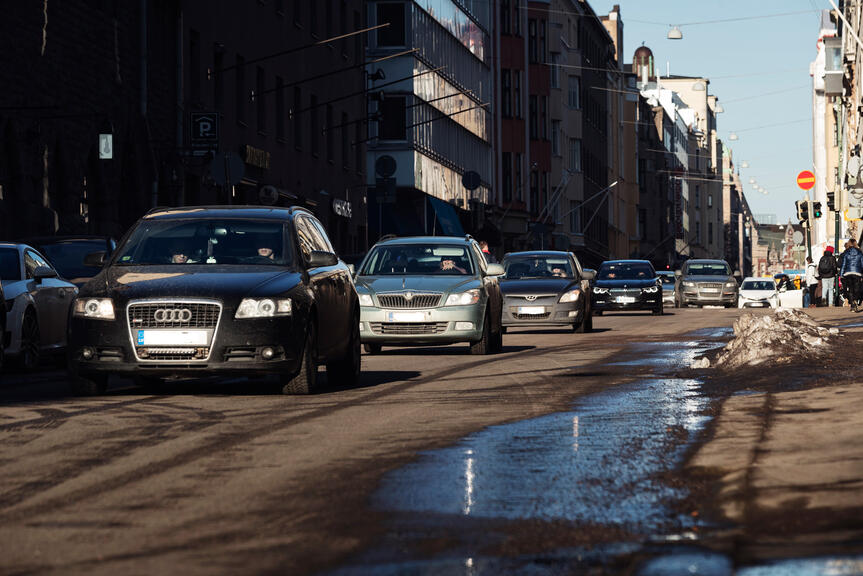 Autoliikennettä Lönnrotinkadulla.