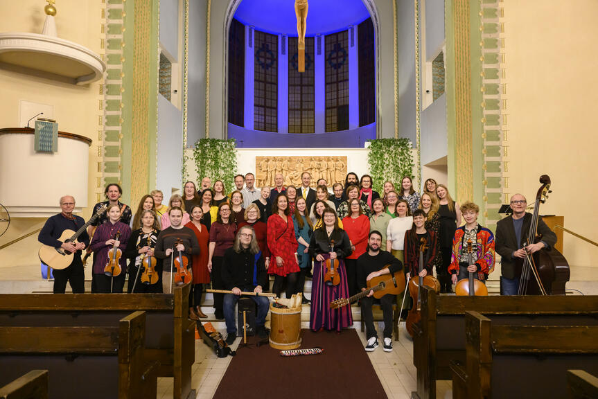 Kuvassa lauluyhtye Luna ja latinolaulajat.