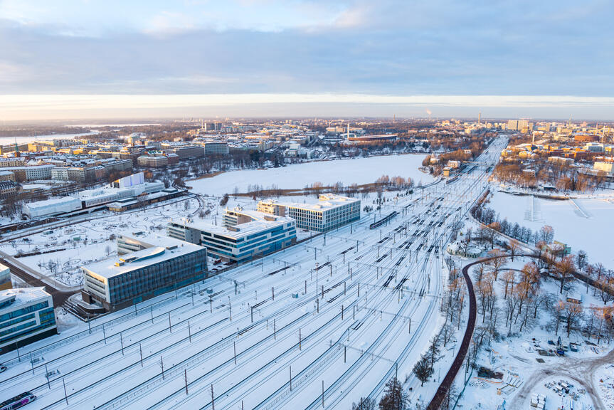Junaraiteita ilmasta kuvattuna talvella.