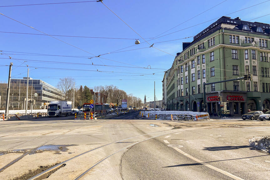 Mannerheimintien ja Runeberginkadun risteys etelän suuntaan keväällä 2024.