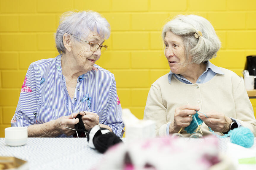 Två kvinnor stickar.