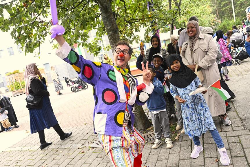 Clown Moo ja monikulttuurisen perhepäivän vierailijoita.